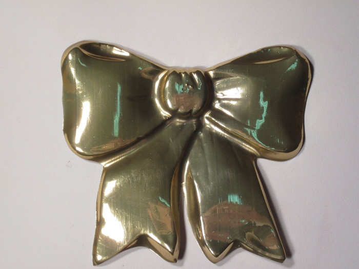 Бабочка из фольги поделка. Бант украшение. Бант из фольги. Серебряный бант. Бантик из фольги.
